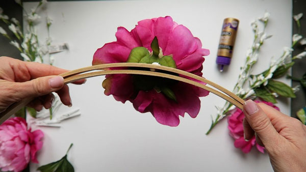عکس آموزش درست کردن حلقه گل تزیینی روی کارگاه گلدوزی