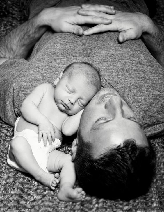 عکاسی از نوزاد با پدر در منزل - چند ماهمه
