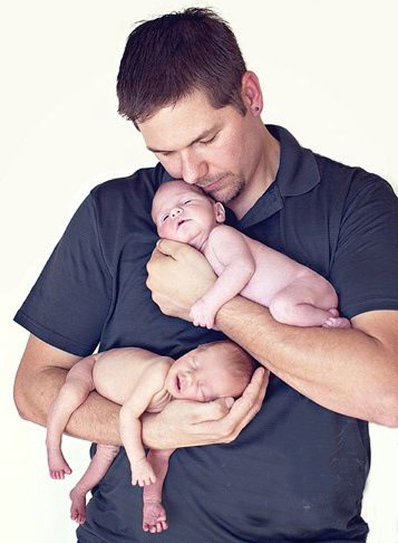 عکاسی نوزاد با پدر در منزل - چند ماهمه