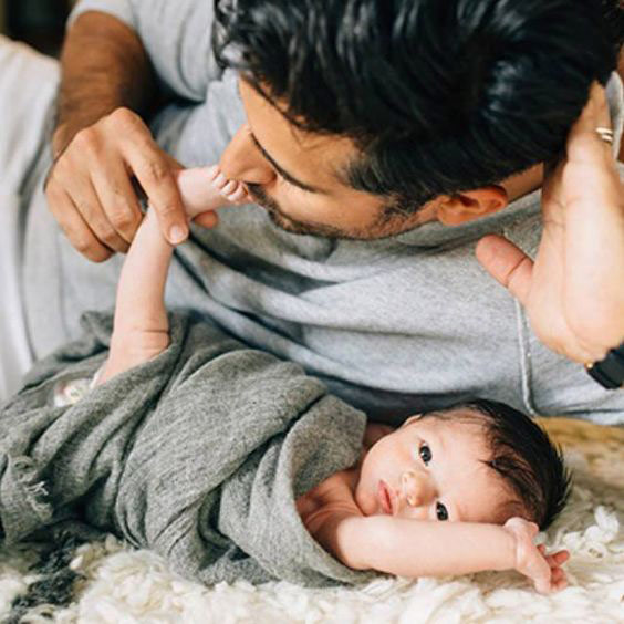 عکاسی نوزاد با پدر در منزل - چند ماهمه