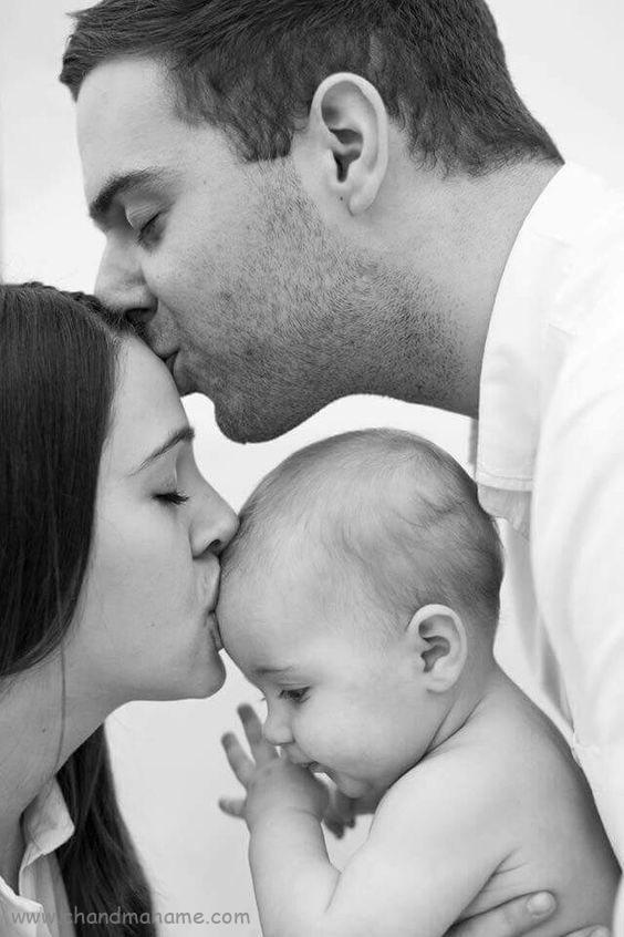 ایده عکس نوزاد با پدر و مادر در خانه - ژست بوسیدن