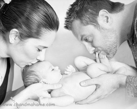 ایده عکس نوزاد با پدر و مادر در خانه - ژست بوسیدن