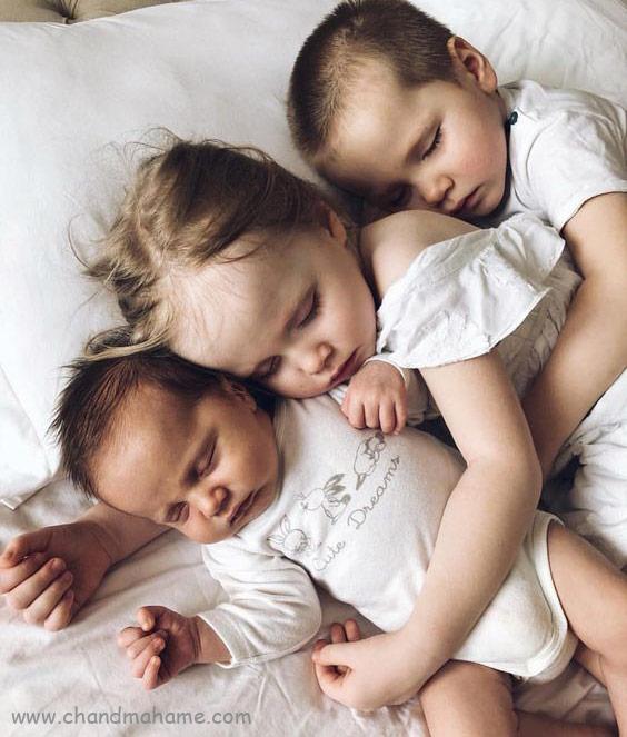 ایده عکس نوزاد در منزل با خواهر و برادر مدل خوابیده - چندماهمه