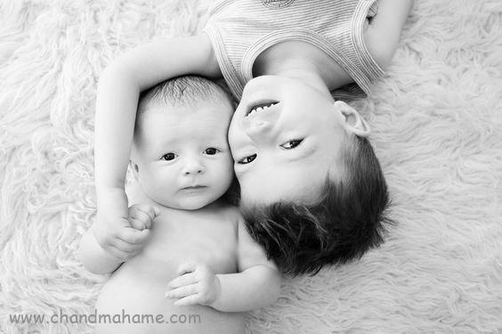 عکاسی از نوزاد در منزل با خواهر و برادر مدل آغوش - چندماهمه