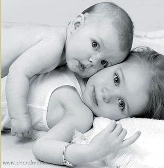 عکاسی از نوزاد در منزل با خواهر و برادر مدل آغوش - چندماهمه