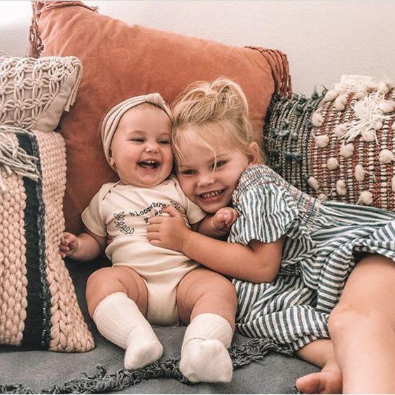 عکاسی خلاقانه از نوزاد در منزل با خواهر و برادر - چندماهمه