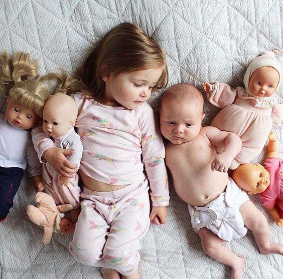 ایده عکس نوزاد در منزل با خواهر و برادر مدل خوابیده - چندماهمه