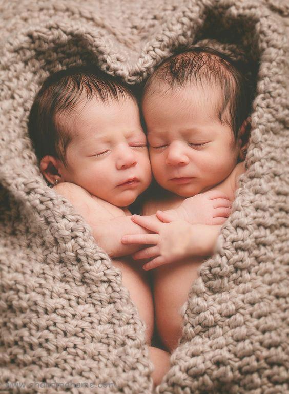 عکاسی از نوزادان دوقلو در منزل در آغوش - چندماهمه
