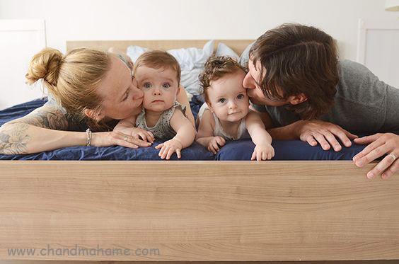 عکاسی از بچه های دوقلو در منزل با پدر و مادر - چندماهمه