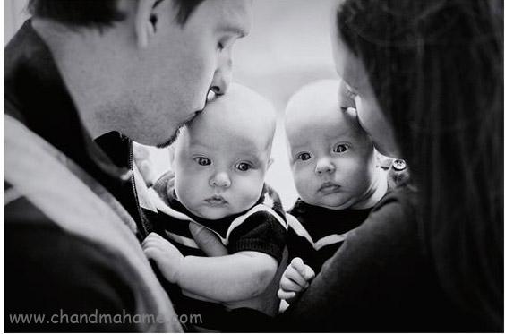عکاسی از بچه های دوقلو در منزل با پدر و مادر - چندماهمه