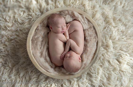 عکاسی خلاقانه از نوزادان دوقلو در منزل - چندماهمه