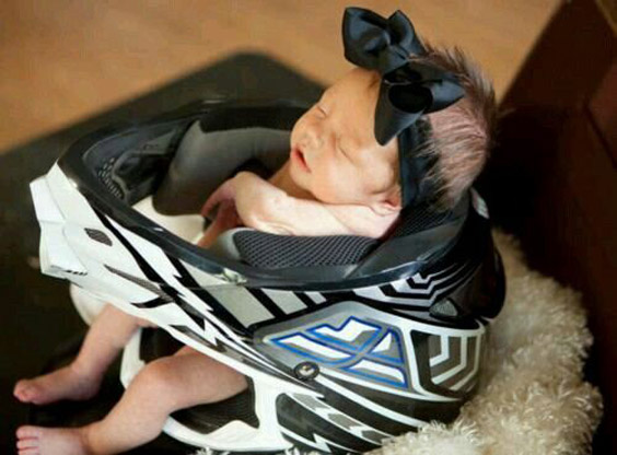ایده عکس نوزاد با تم شغل اتومبیل و موتور رانی - چند ماهمه