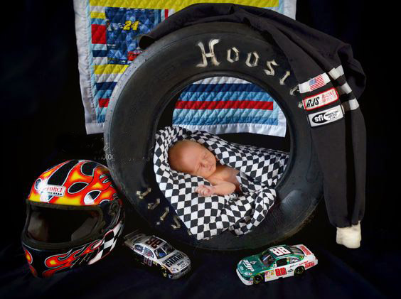 ایده عکس نوزاد با تم شغل اتومبیل و موتور رانی - چند ماهمه