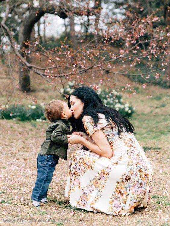 ژست عکس مادر و نوزاد در فضای باز و بهار - چندماهمه