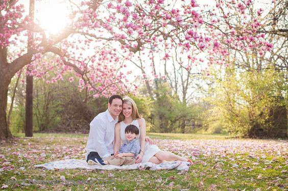 ایده ژست عکاسی پدر و مادر و کودک و خانوادگی در بهار و فضای باز