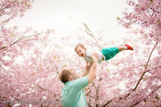 ژست عکس پدر و کودک در بهار و فضای باز