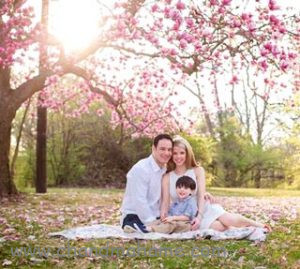 ایده ژست عکاسی از کودک با پدر و مادر در فضای باز و بهار - چندماهمه