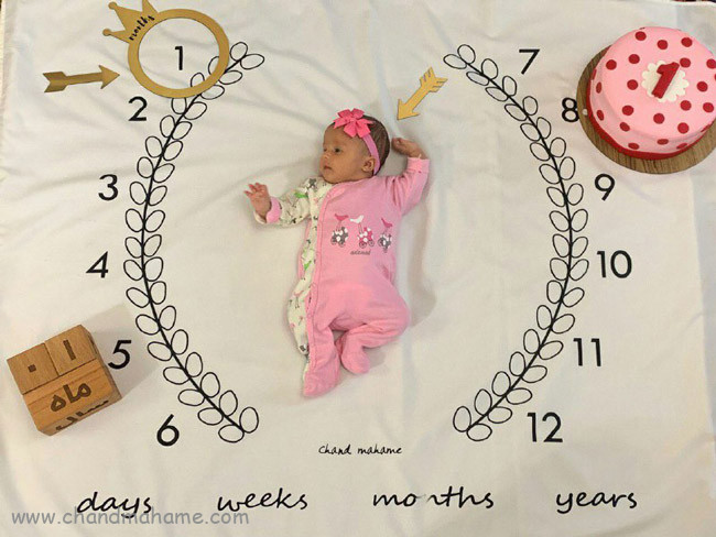 ایده عکس ماهگرد نوزاد یک ماهه در خانه - چندماهمه