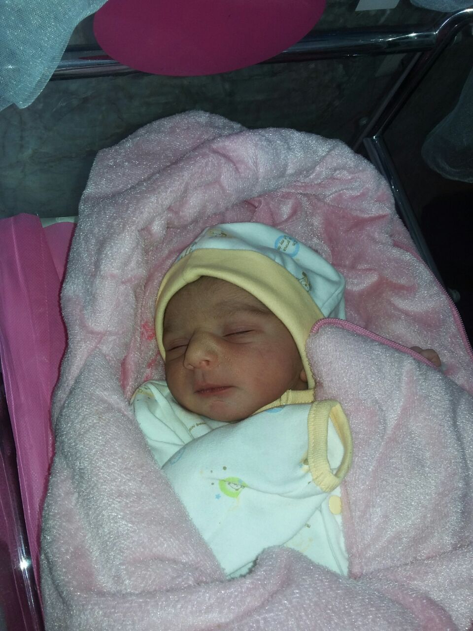 متولد شدن نوزاد پارسا یونس زاده