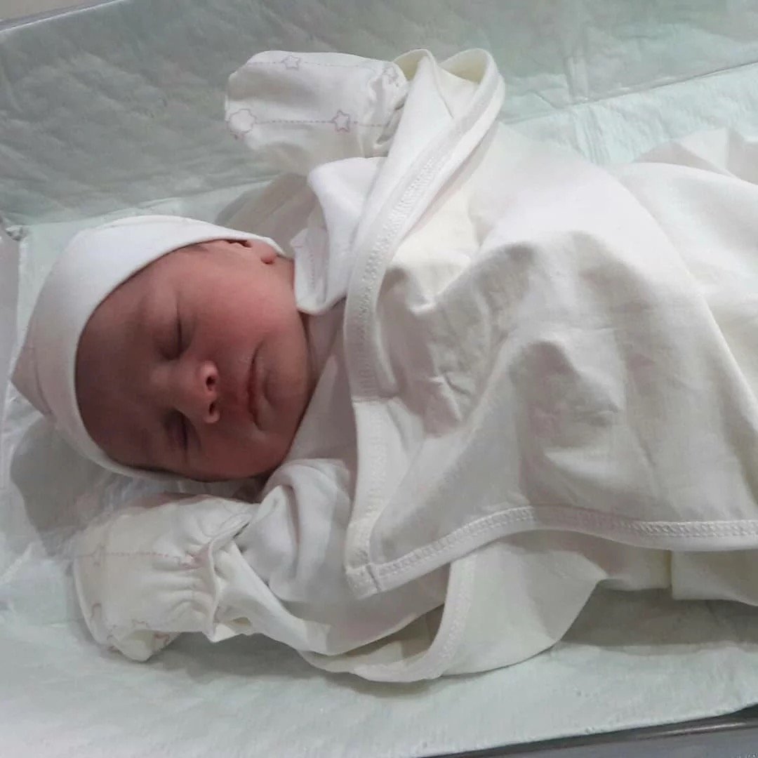 متولد شدن نوزاد لنا بلاط
