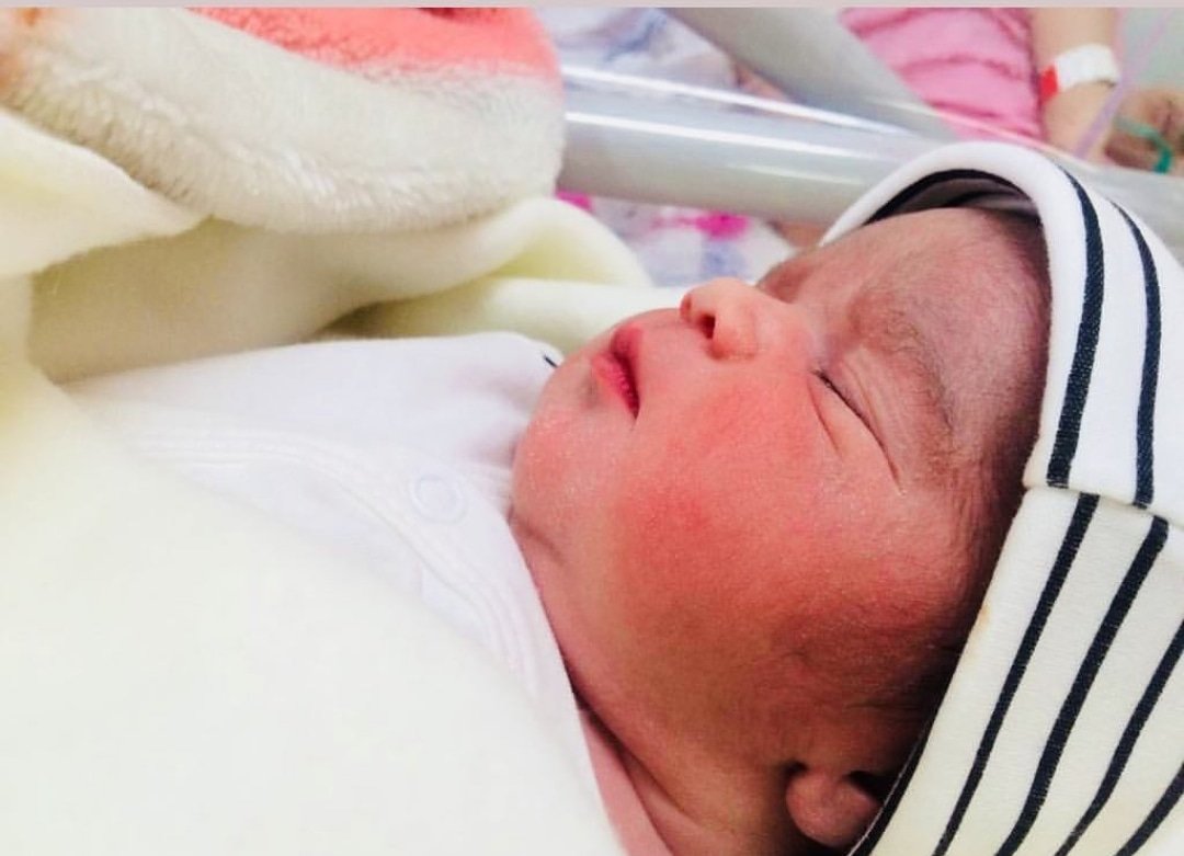 متولد شدن نوزاد رها حسین پور
