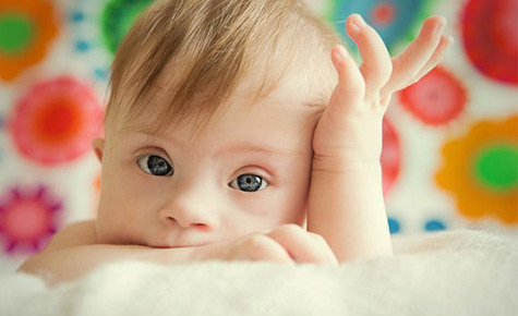 تصویر رشد نوزاد در 4 ماه و 3 هفتگی : علاقه به طیف رنگ‌های کامل
