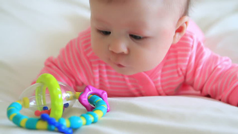 تصویر رشد نوزاد در 5 ماه و 3 هفتگی : تشخیص بهتر اشیا