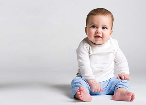 تصویر رشد نوزاد در 5 ماه و 2 هفتگی : تنها نشستن