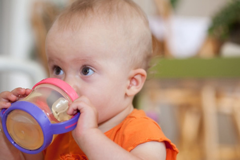 تصویر رشد نوزاد در 7 ماه و 1 هفتگی : زمان داشتن فنجان مخصوص