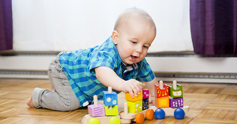 تصویر رشد نوزاد در 8 ماه و 2 هفتگی : شناخت اشیا