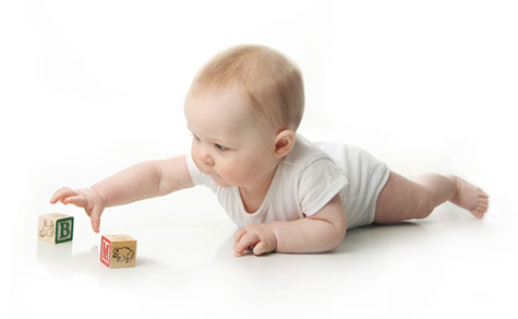 تصویر رشد نوزاد در 5 ماه و 4 هفتگی : کشف با دست‌ها