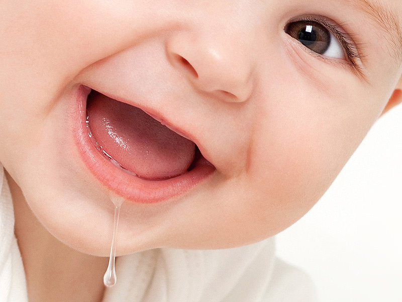 تصویر رشد نوزاد در 2 ماه و 2 هفتگی : بزاق دهان و بستن پیش بند