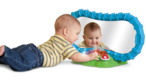 تصویر رشد نوزاد در 4 ماه و 2 هفتگی : بازی کردن به تنهایی