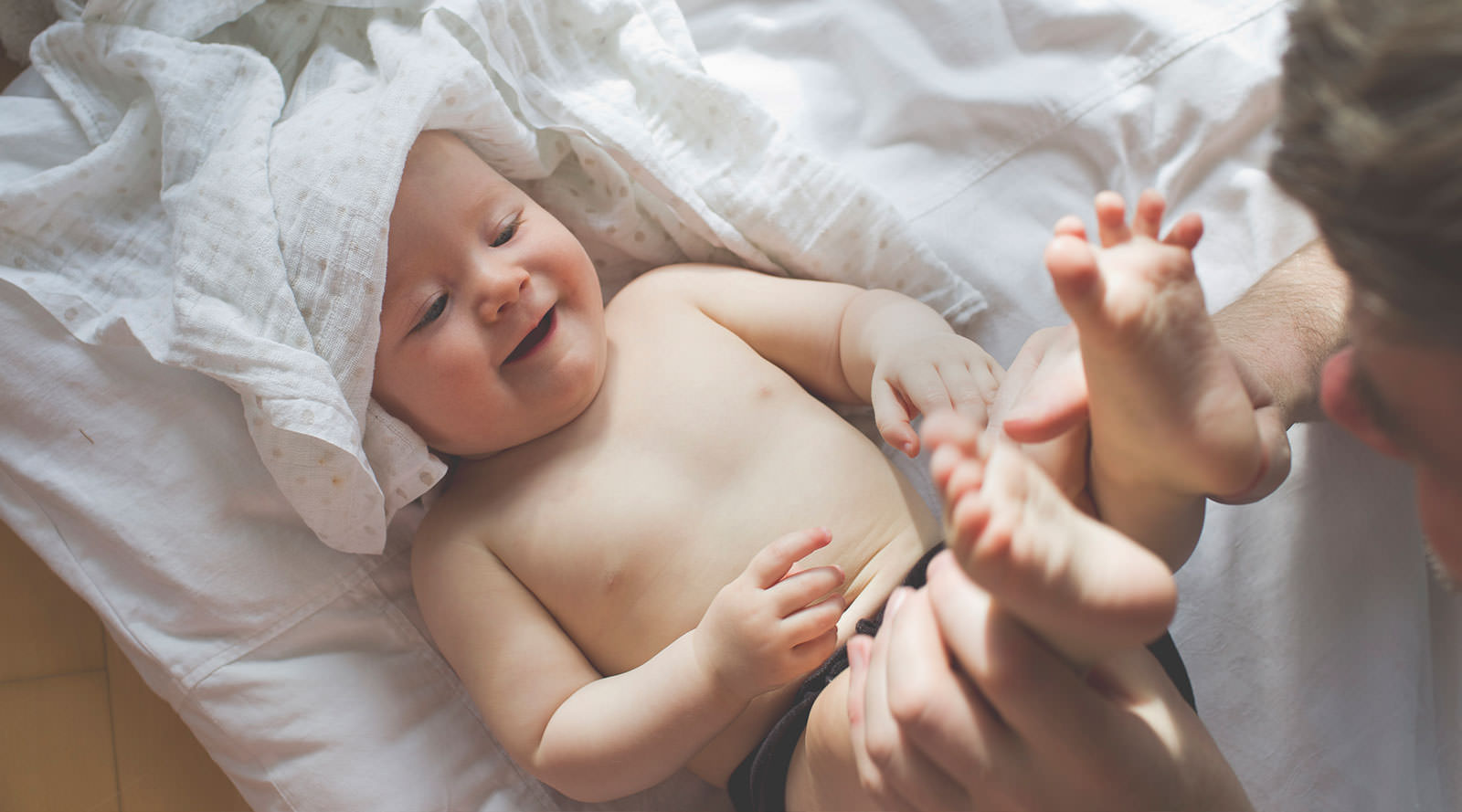 تصویر رشد نوزاد در 4 هفتگی : نوزاد و کشف اندام های خود