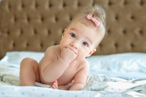 تصویر رشد نوزاد در 4 ماه و 4 هفتگی : نشستن کامل