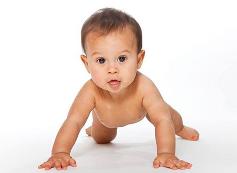 تصویر رشد نوزاد در 6 ماه و 4 هفتگی : قوی شدن عضلات نوزاد