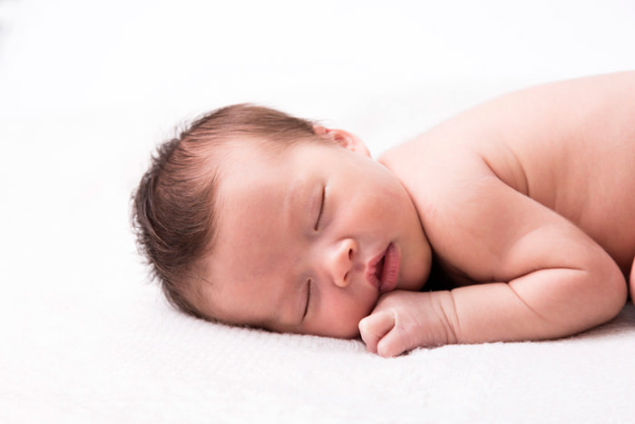تصویر رشد نوزاد در 1 هفتگی : به شکم خواباندن نوزاد