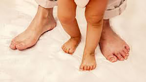 تصویر رشد نوزاد در 8 ماه و 4 هفتگی : اولین گام‌ها