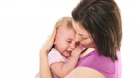 تصویر رشد نوزاد در 7 ماه و 3 هفتگی : آغاز احساس نگرانی از جدایی