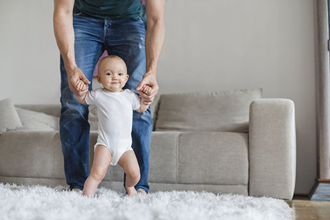 تصویر رشد نوزاد در 10 ماه و 3 هفتگی : رشد استقلال فیزیکی