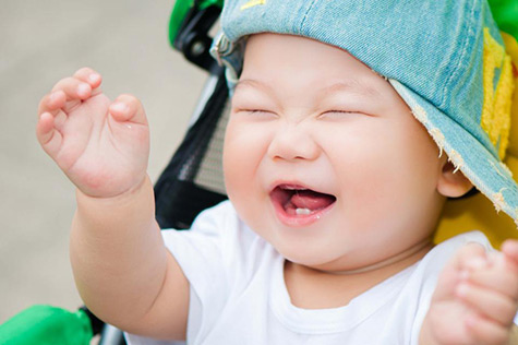 تصویر رشد نوزاد در 6 ماه و 2 هفتگی : علایم زبانی  نوزاد