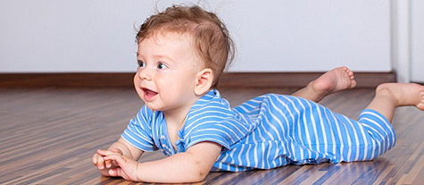 تصویر رشد نوزاد در 6 ماه و 1 هفتگی : پوشاندن لباس راحت