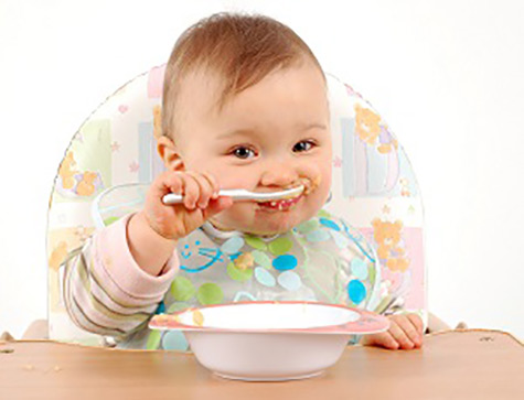 تصویر رشد نوزاد در 5 ماه و 2 هفتگی : قدرت کافی برای غذا خوردن بدون کمک