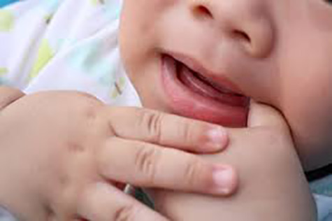 تصویر رشد نوزاد در 7 ماه و 3 هفتگی : دندان درآوردن