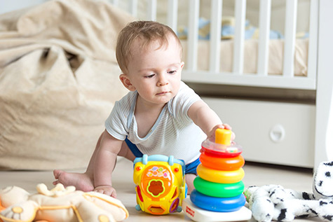 تصویر رشد نوزاد در 11 ماه و 3 هفتگی : به او کمک کنید تا مفید باشد