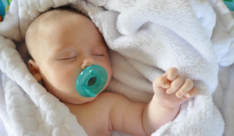 تصویر رشد نوزاد در 3 هفتگی : آرامش بخشی به نوزاد