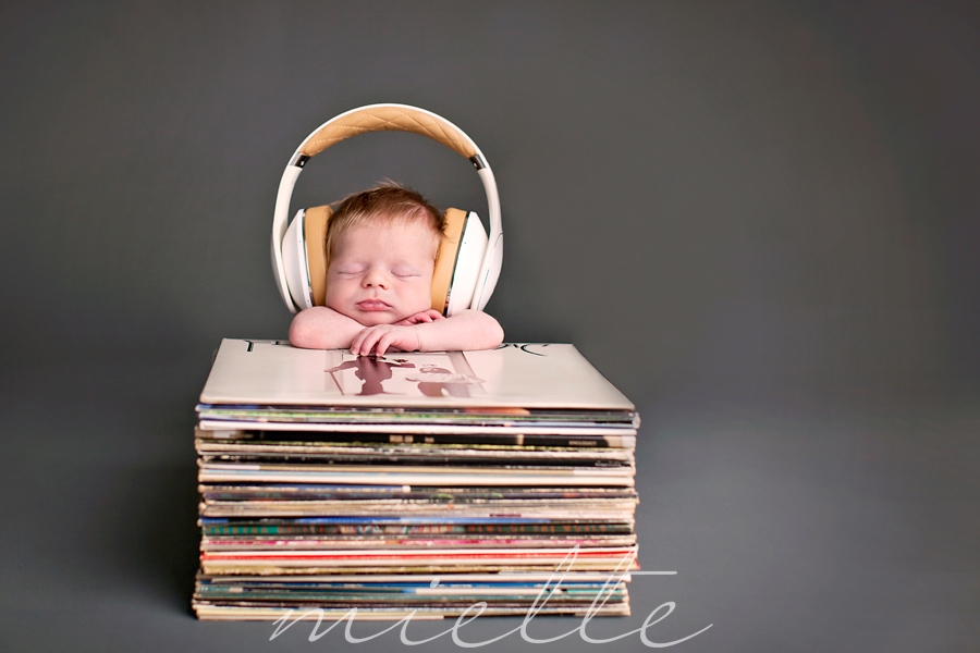 تصویر رشد نوزاد در 6 هفتگی : علاقمندی به موسیقی