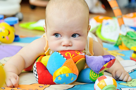تصویر رشد نوزاد در 7 ماه و 1 هفتگی : بازی ها و اسباب بازی های مهیج