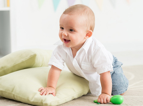تصویر رشد نوزاد در 6 ماه و 4 هفتگی : مهارت های دست نوزاد