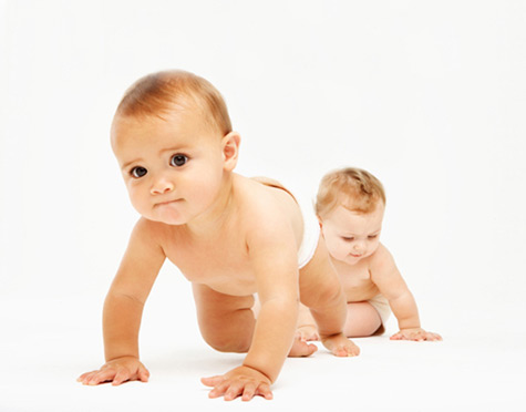 تصویر رشد نوزاد در 8 ماه و 4 هفتگی : کفش؟ هنوز خیر